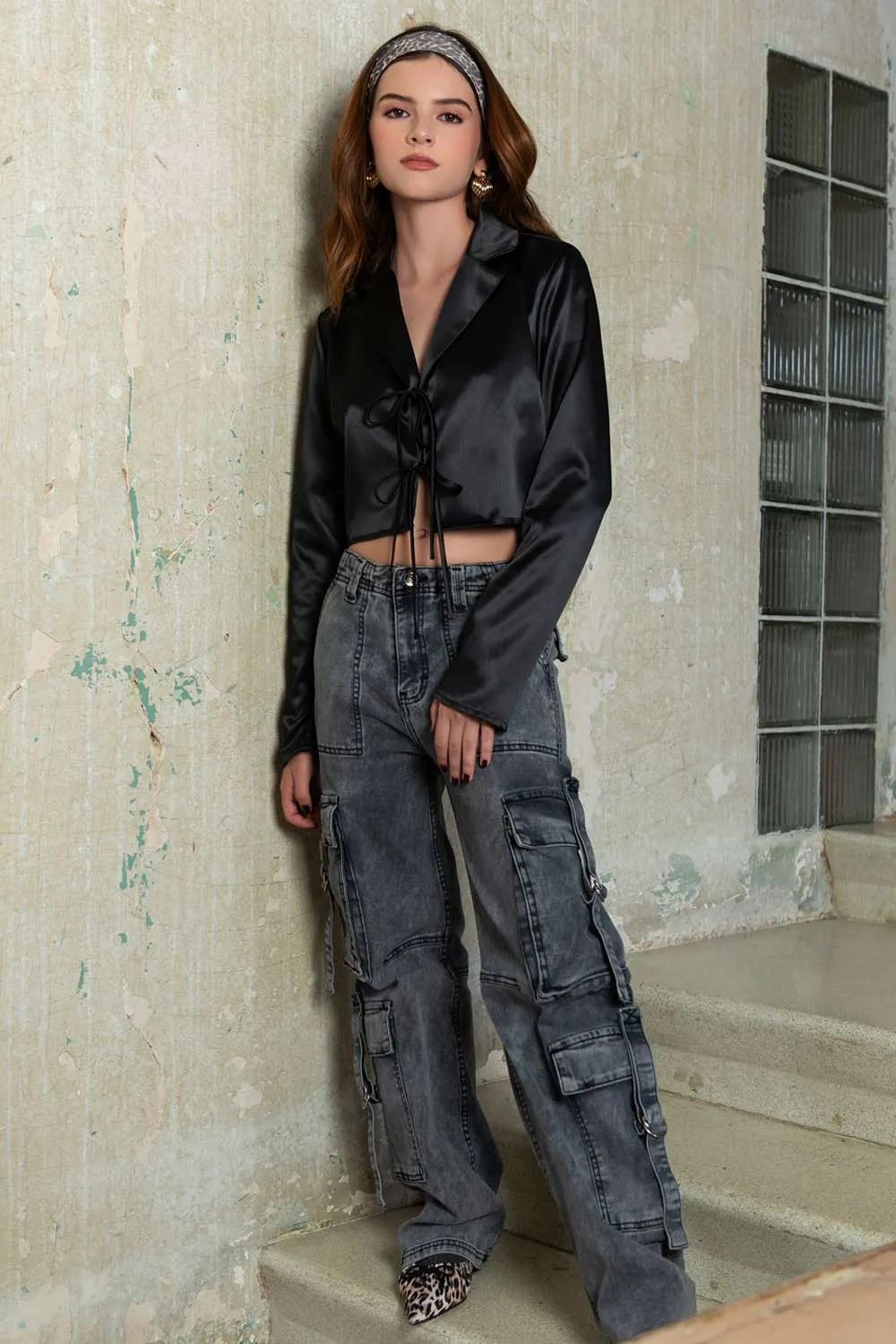 Blazer corto satinado con solapa con doble lazo