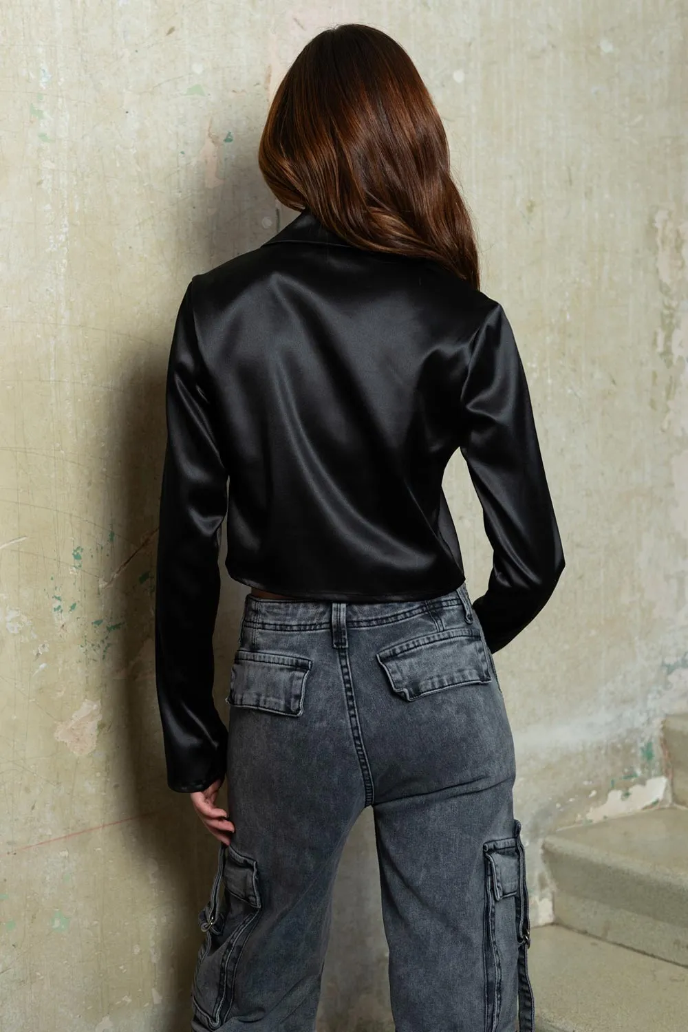 Blazer corto satinado con solapa con doble lazo