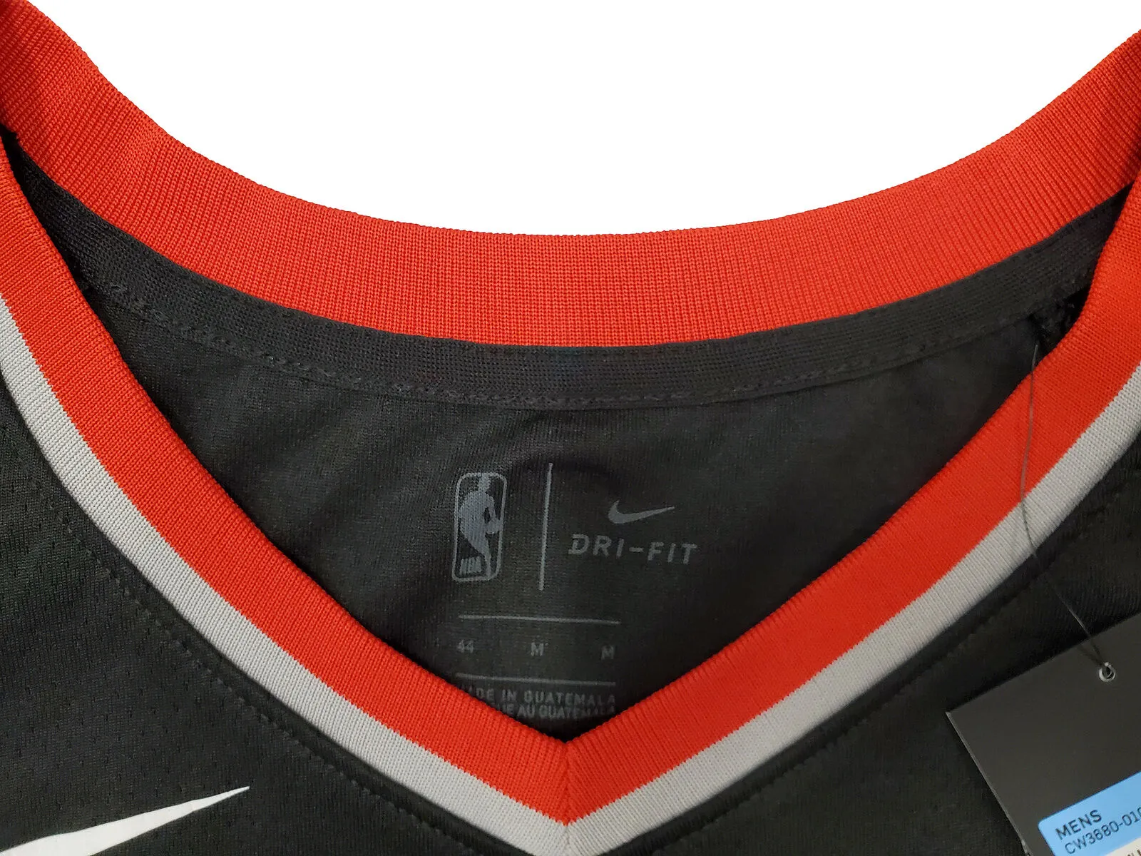 TRAIL BLAZERS DAMIAN LILLARD AUTOGRAPHED BLACK NIKE JERSEY SIZE M BECKETT 195899